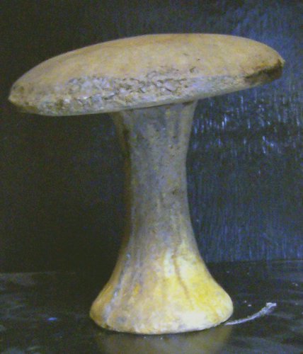 Y143 Concrete Mushroom 7.5 x 6in..JPG