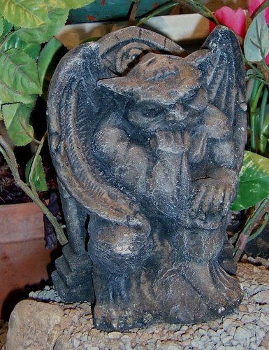 Y3755 Gargoyle Throne 7 in..JPG